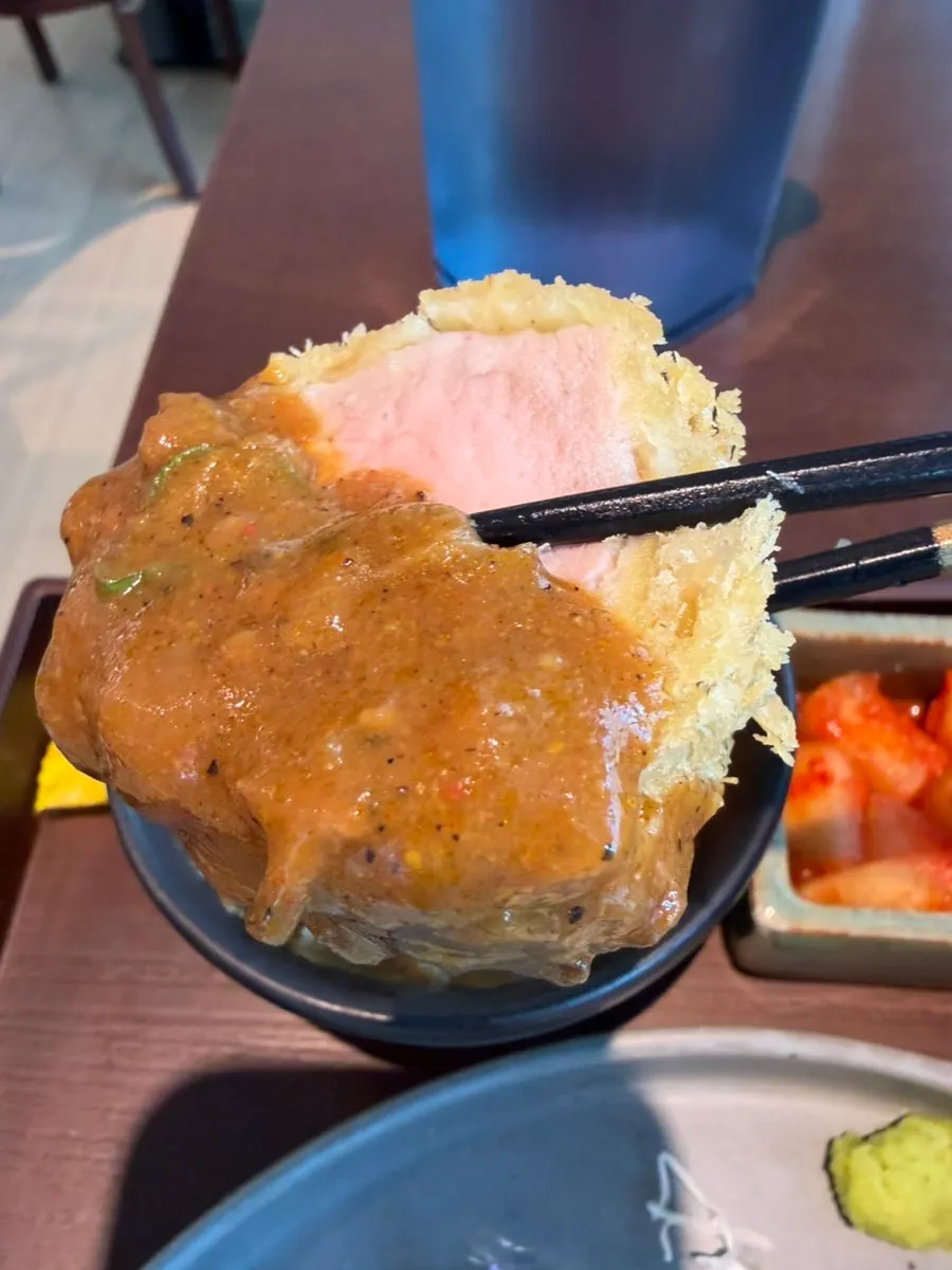 Picking up a piece of tenderloin katsu