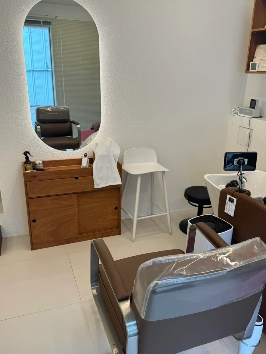 店舗前に駐車可能なFiora Beauty Shopの入口