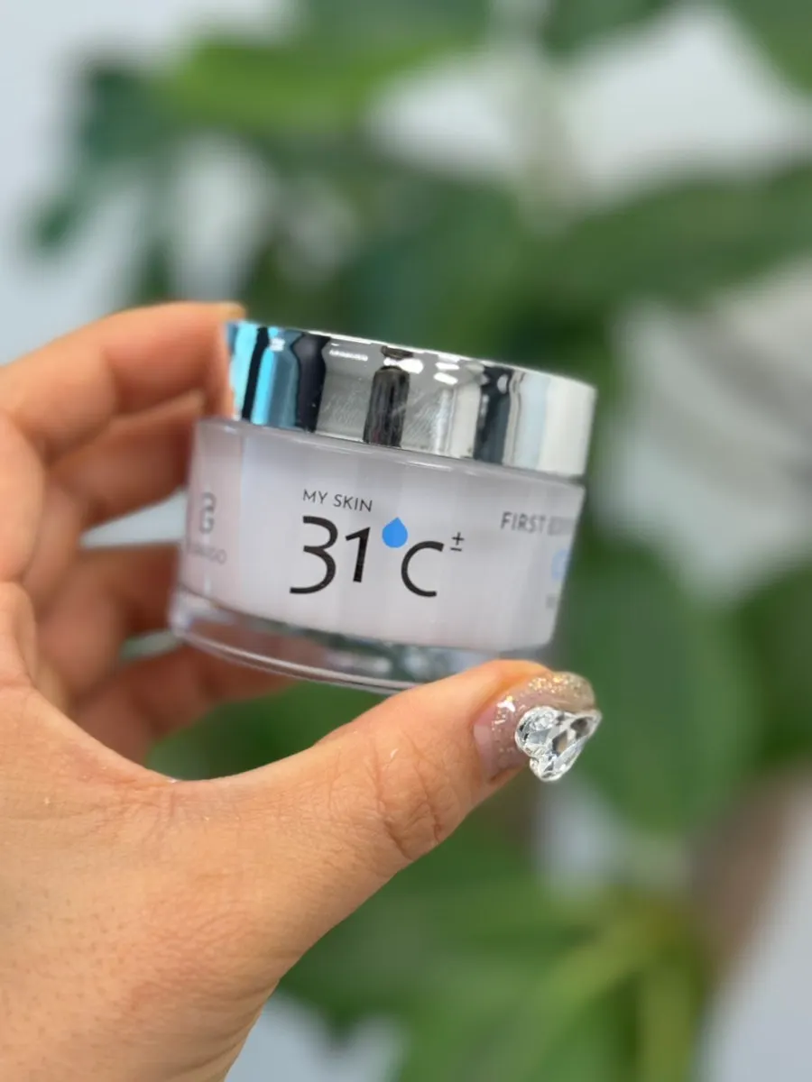 Hyaluronic acid cream for dry environments