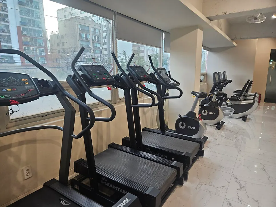 창가를 따라 늘어선 러닝머신 유산소존