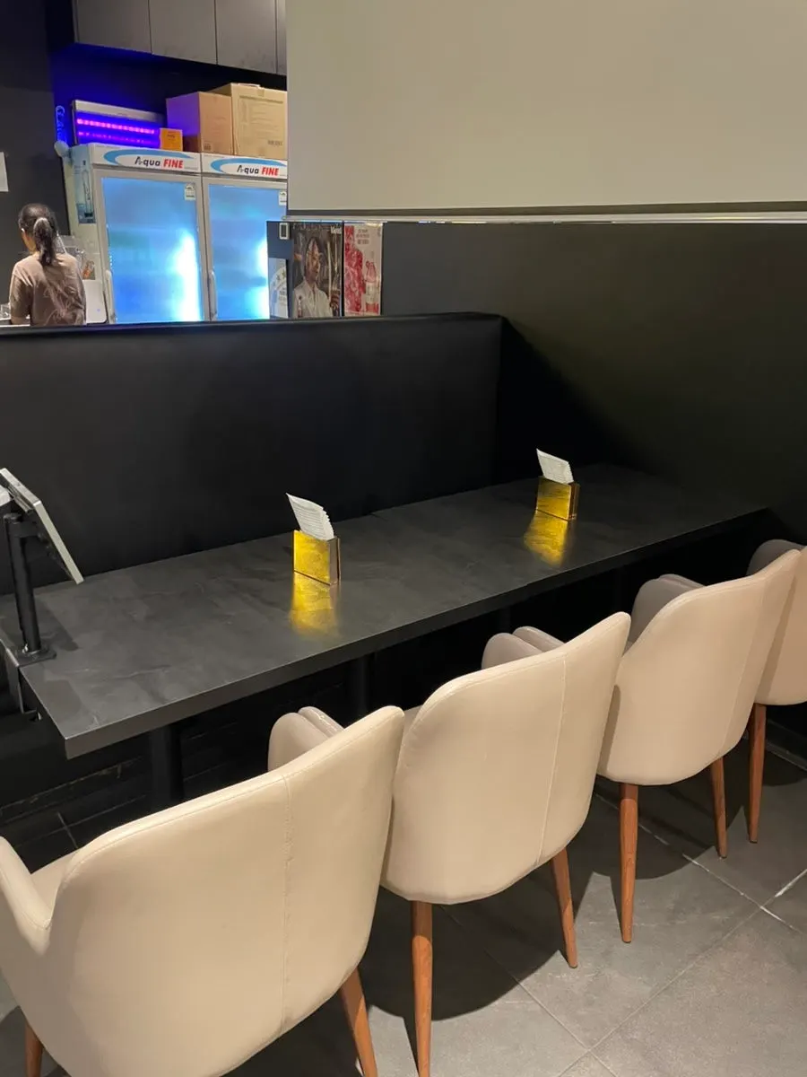 픽스치킨 매장 테이블 좌석
