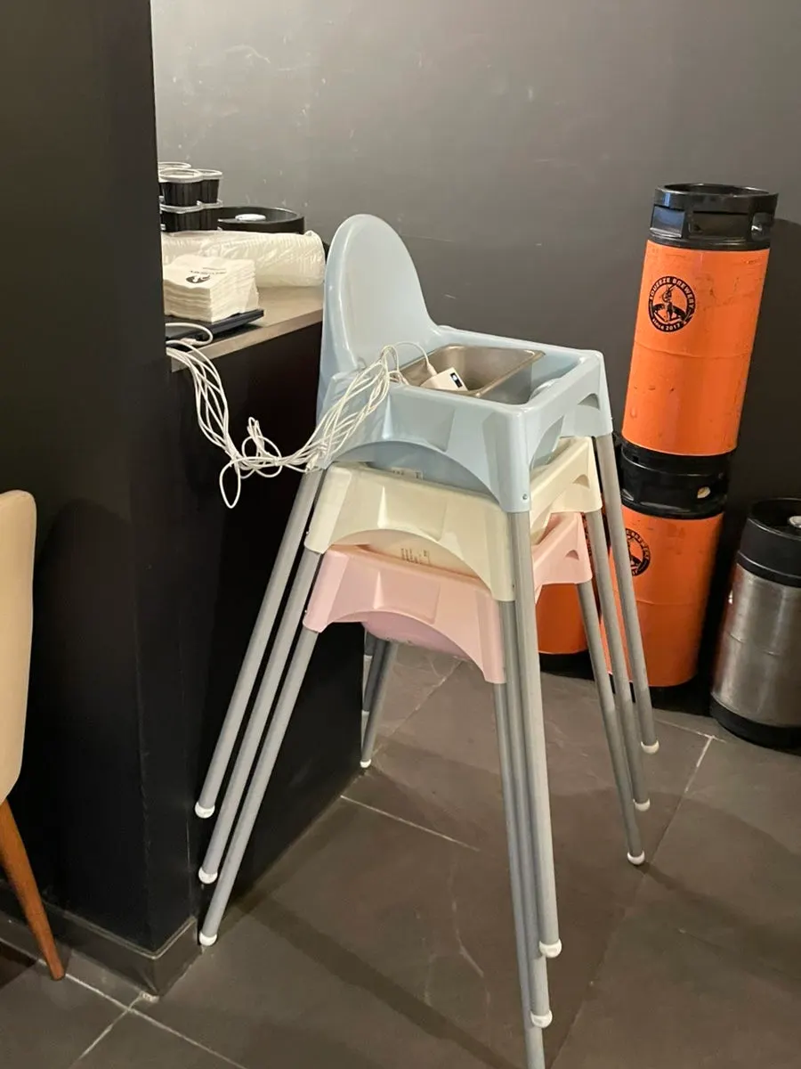 유아의자와 책이 놓인 매장 한쪽