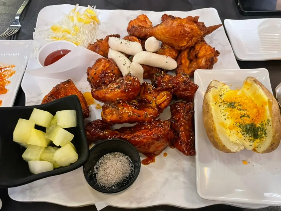 갈릭 치즈 통감자와 치킨 상차림