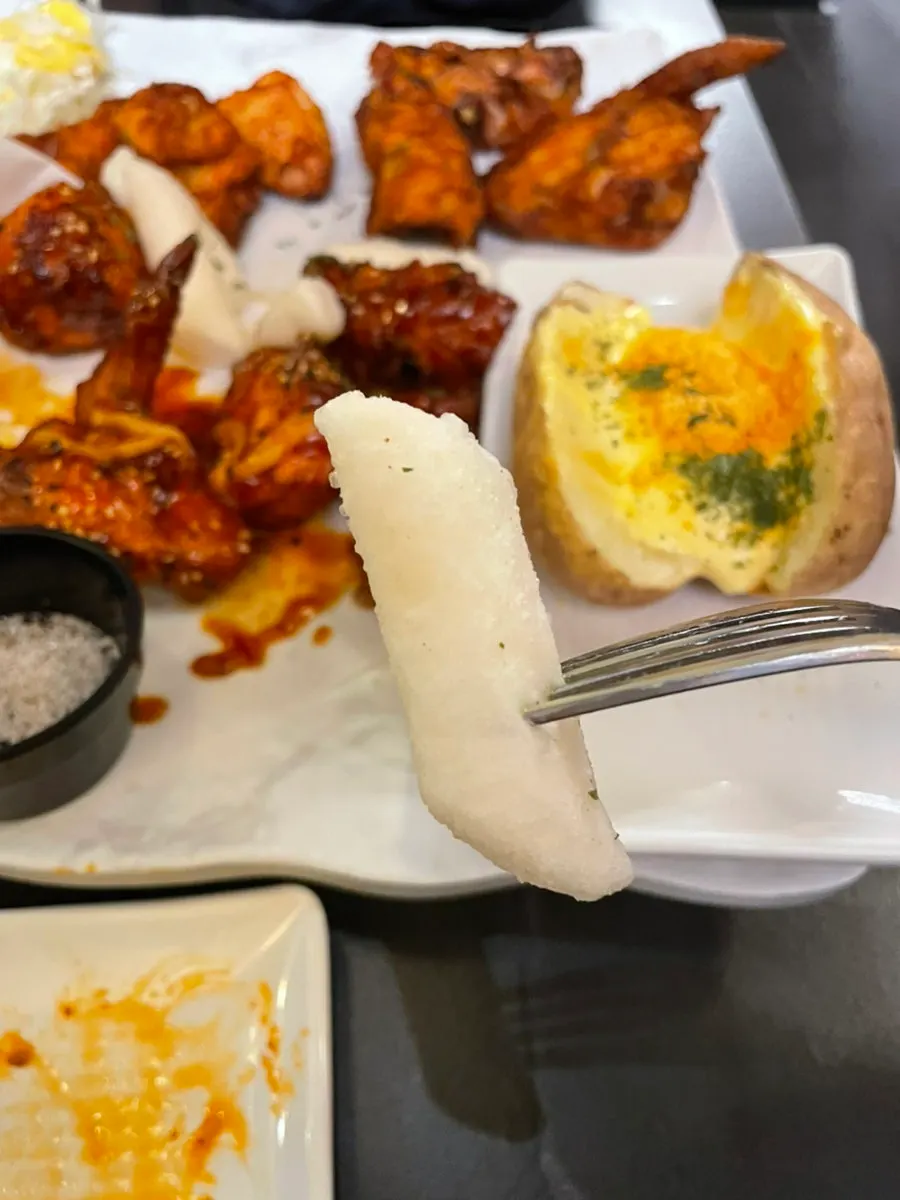 갈릭 치즈 소스가 올라간 통감자
