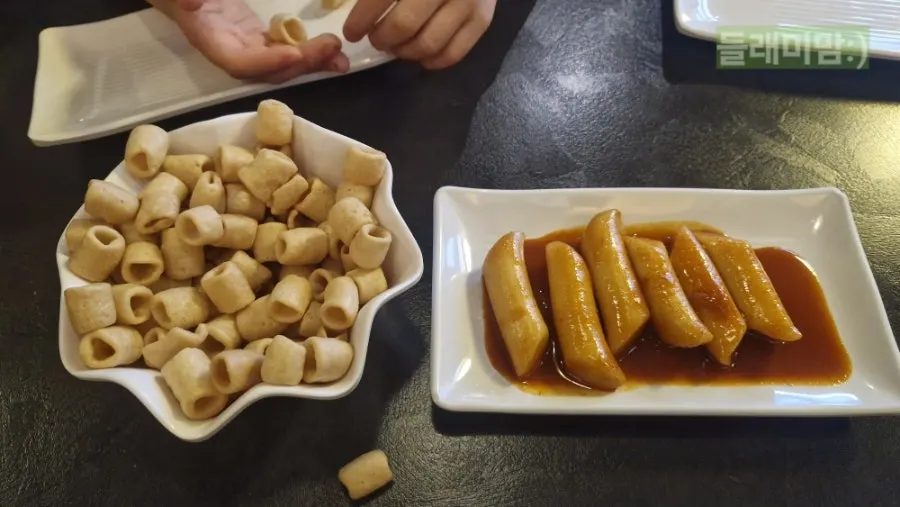 Ppeongtwigi and tteokbokki served as the basic table setting