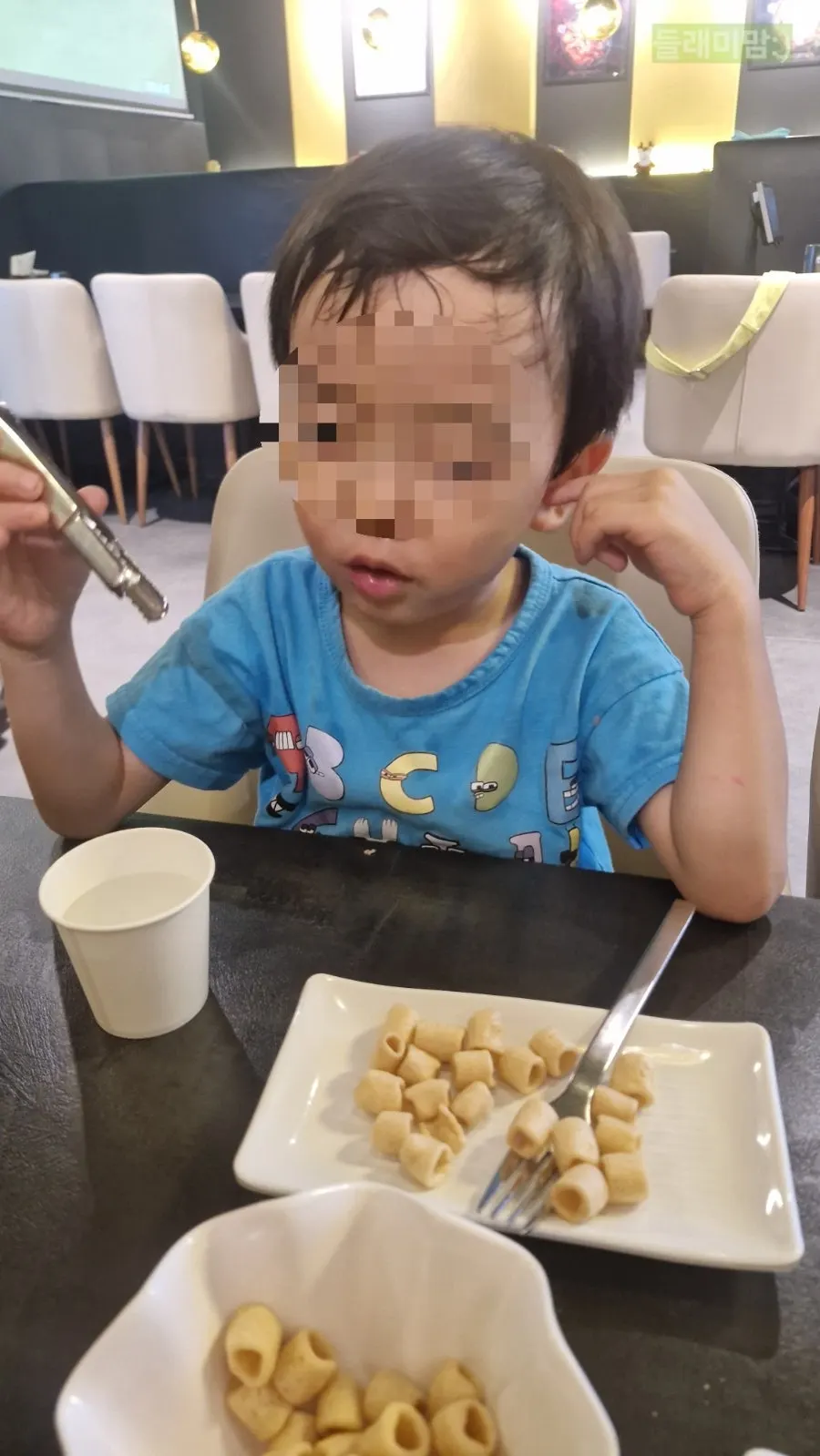 Vertical photo of ppeongtwigi and tongs on the table