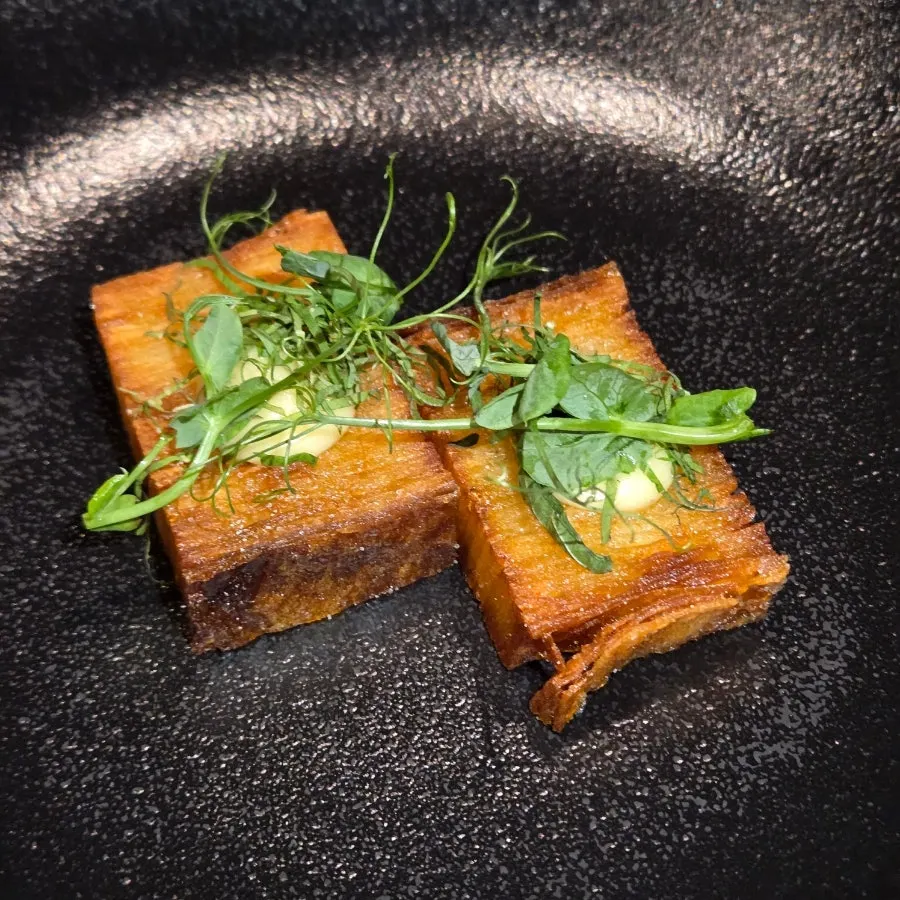 Aperitif kemerahan dengan mint dan buah