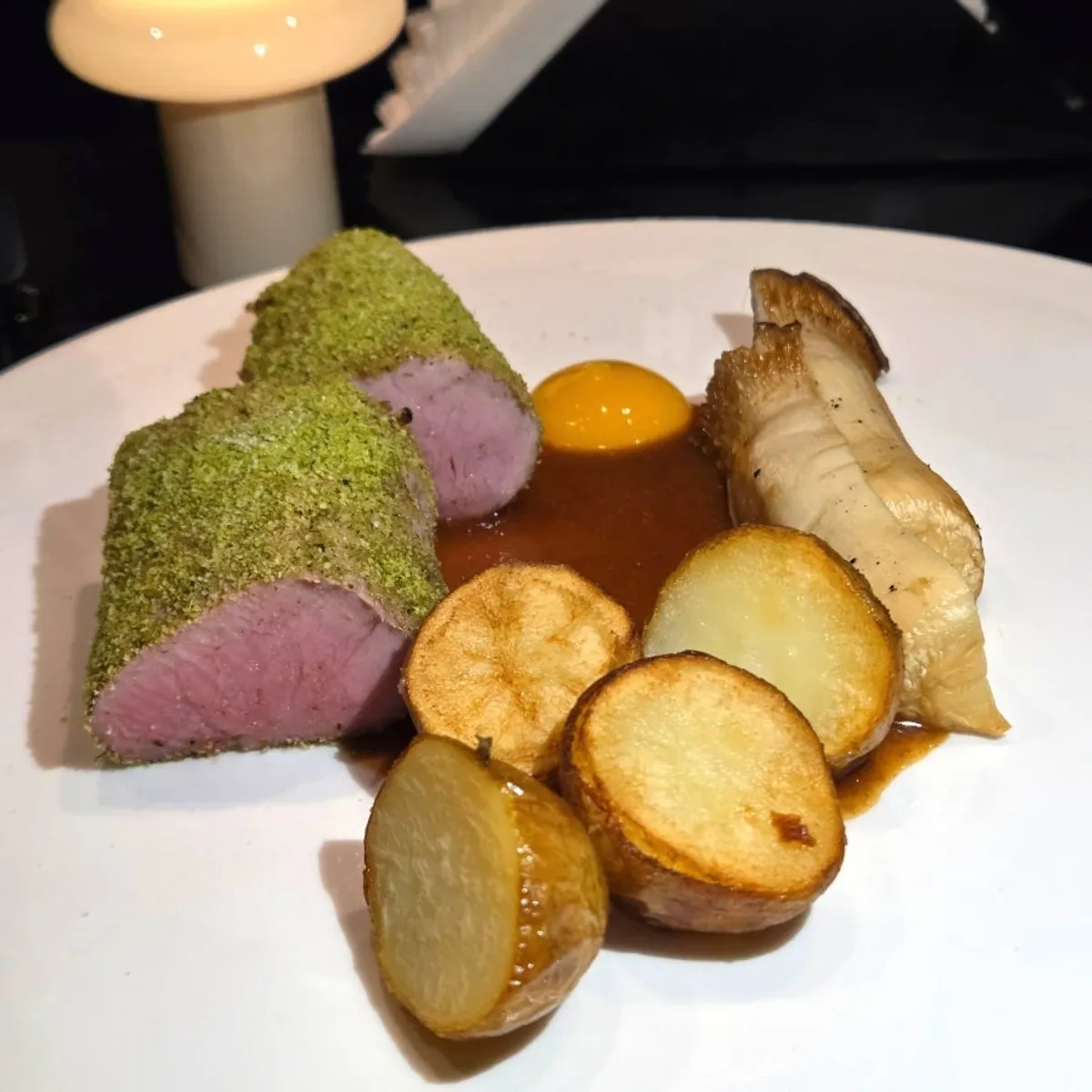 Stik sirloin babi hitam Jeju bersalut herba