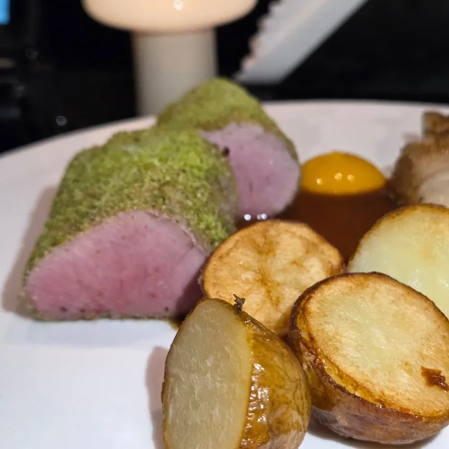 Stik sirloin babi hitam dihiris bersama kentang bakar
