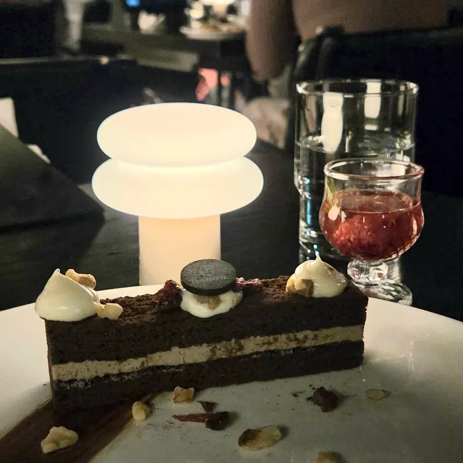 Kek coklat dengan hiasan coklat berlogo Flat Nine