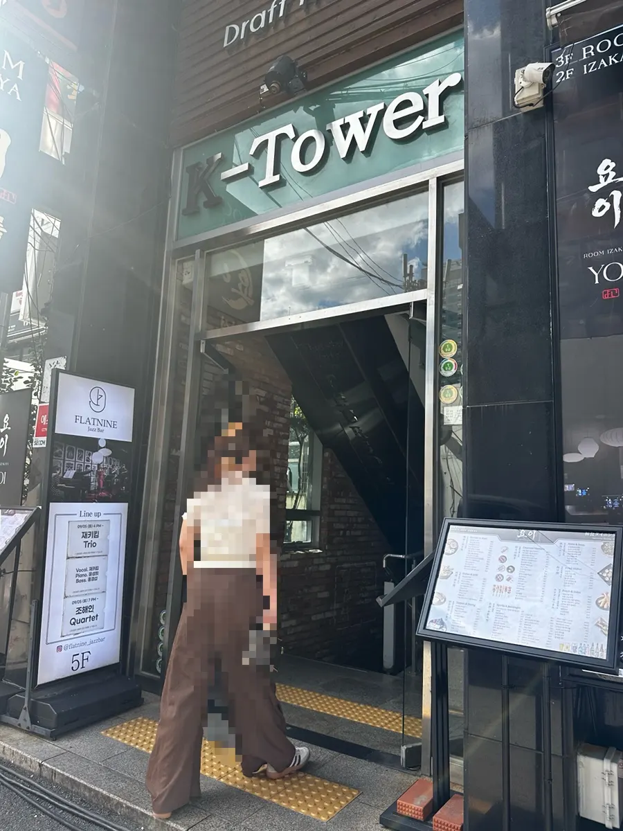 K-Tower 5층 플랫나인 입구 공연 라인업 안내