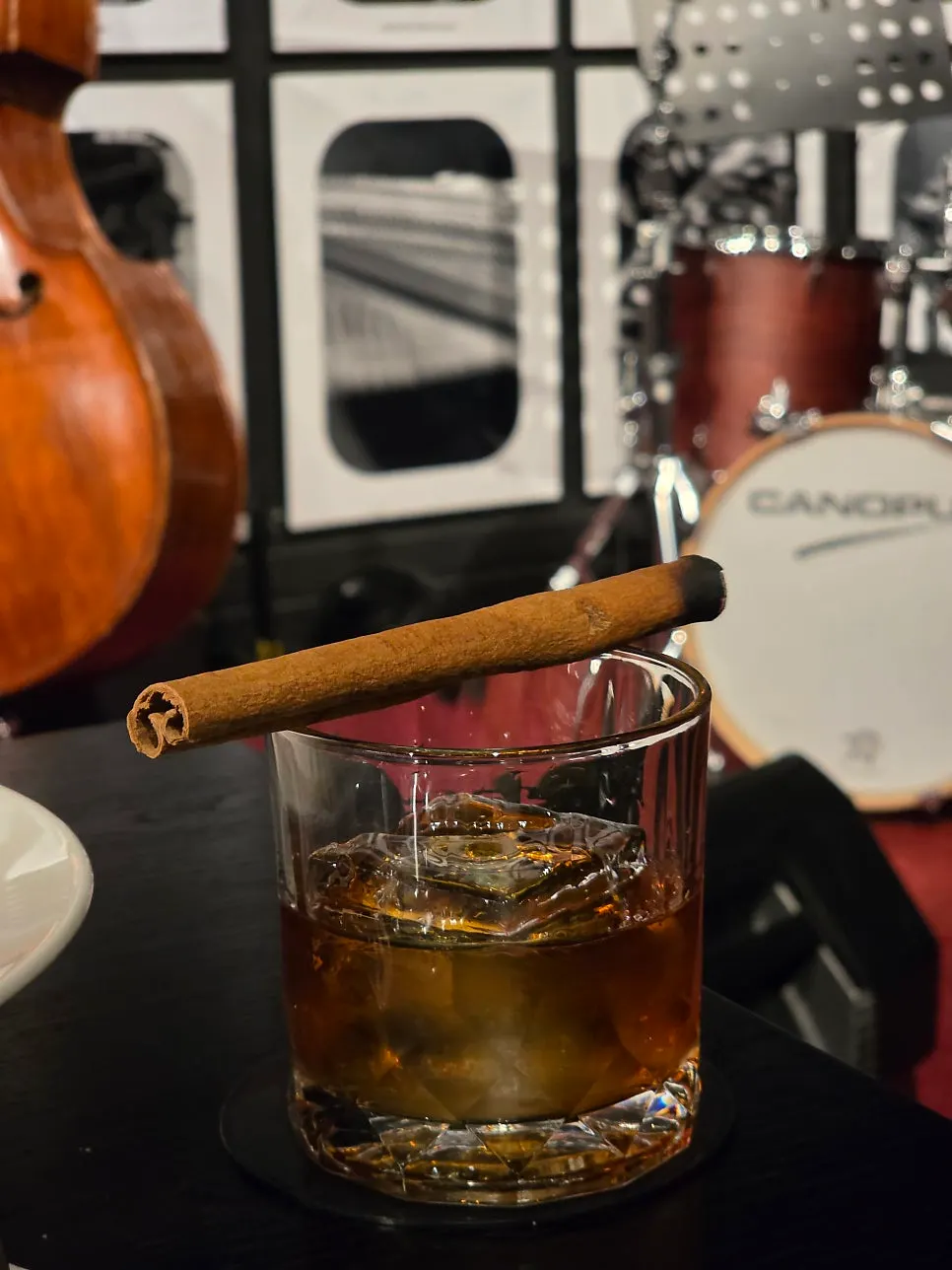 Whiskey-based Godfather cocktail