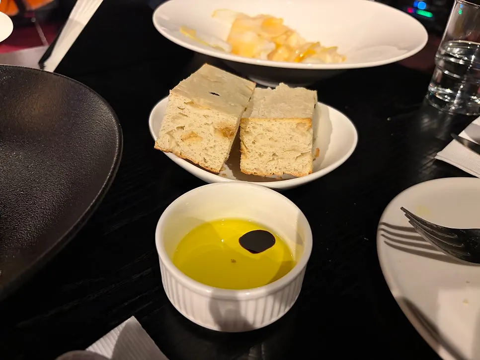 식전빵 포카치아와 올리브오일
