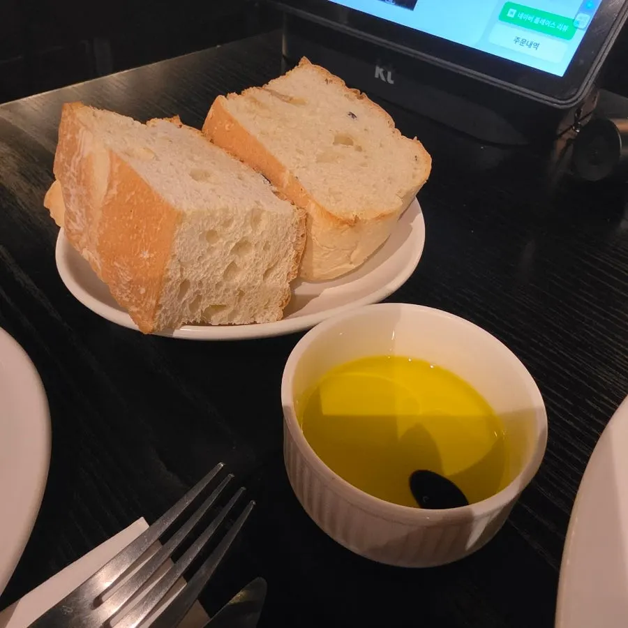 발사믹 오일과 함께 나온 포카치아
