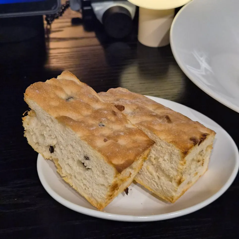 Flat Nineのパンとマクワウリサラダの構成