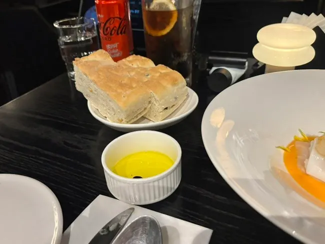 코스로 제공된 빵과 어뮤즈 접시