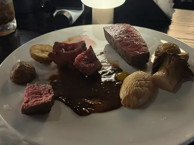 잘라낸 스테이크 단면