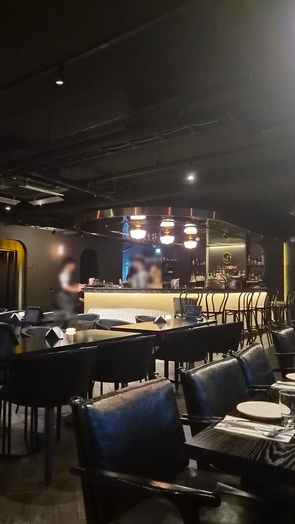 플랫나인 어두운 조명의 홀과 좌석