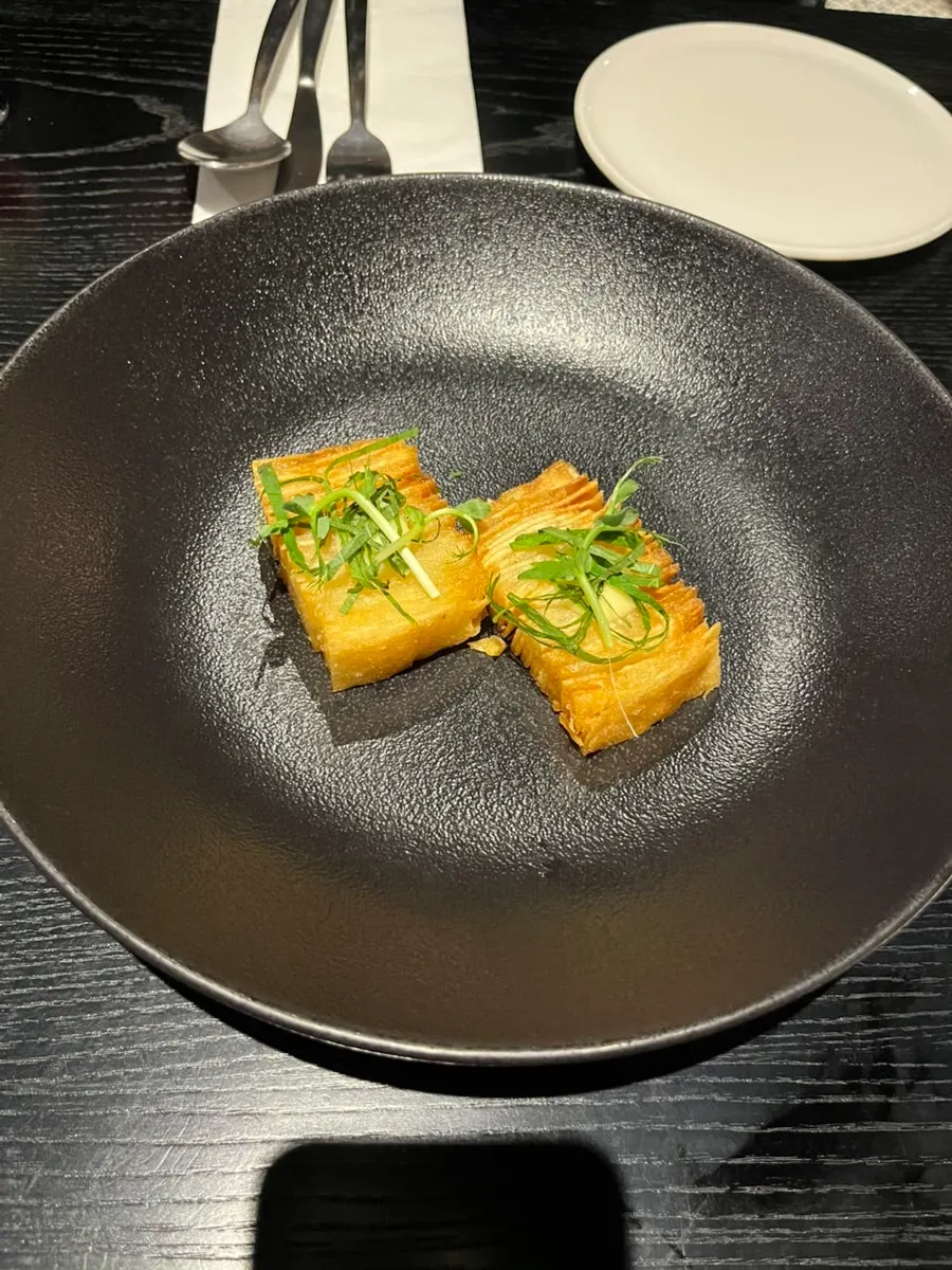겹겹이 감자 애피타이저 접시