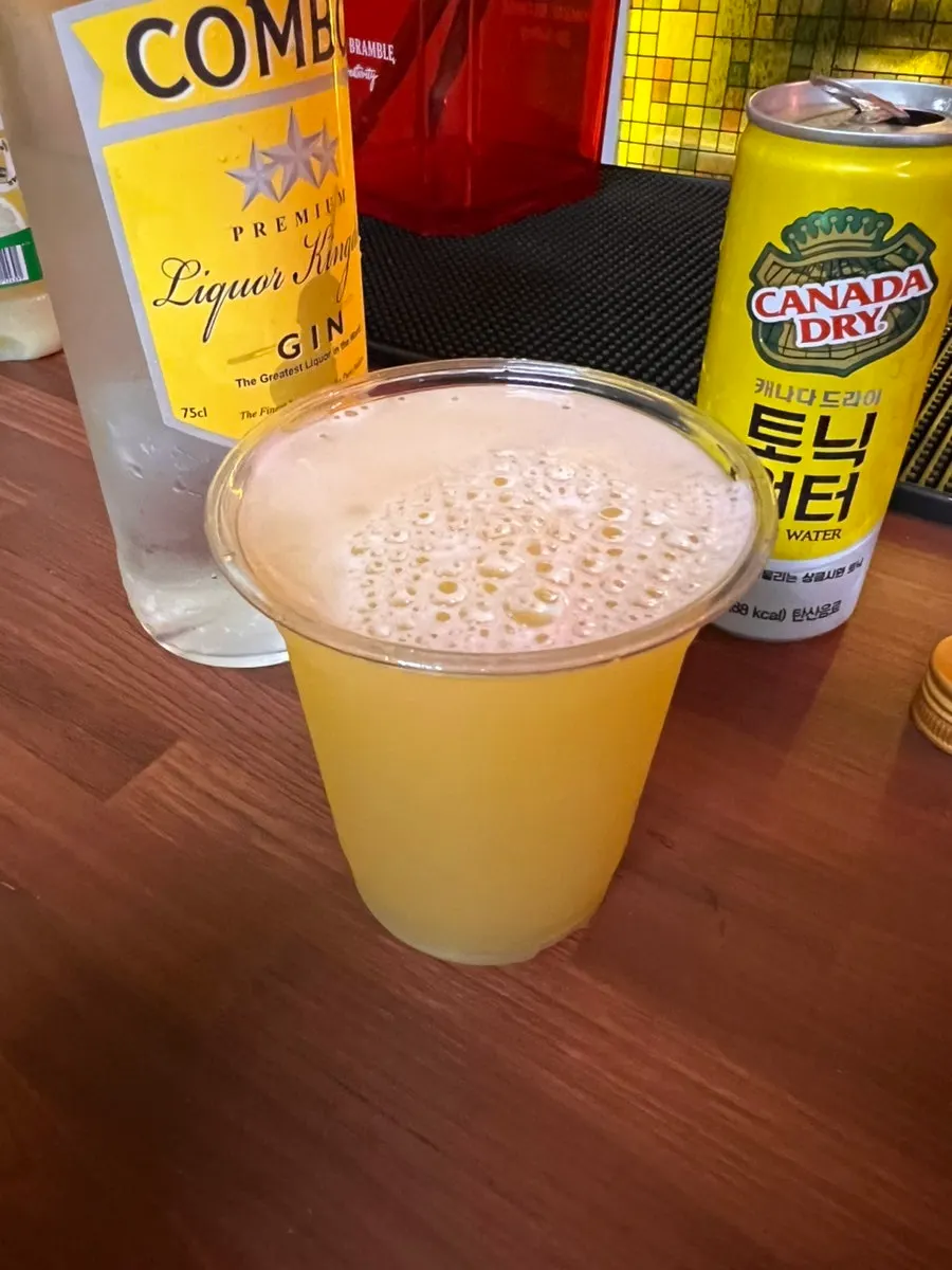 얼음을 담은 잔에 만든 오렌지 블라썸