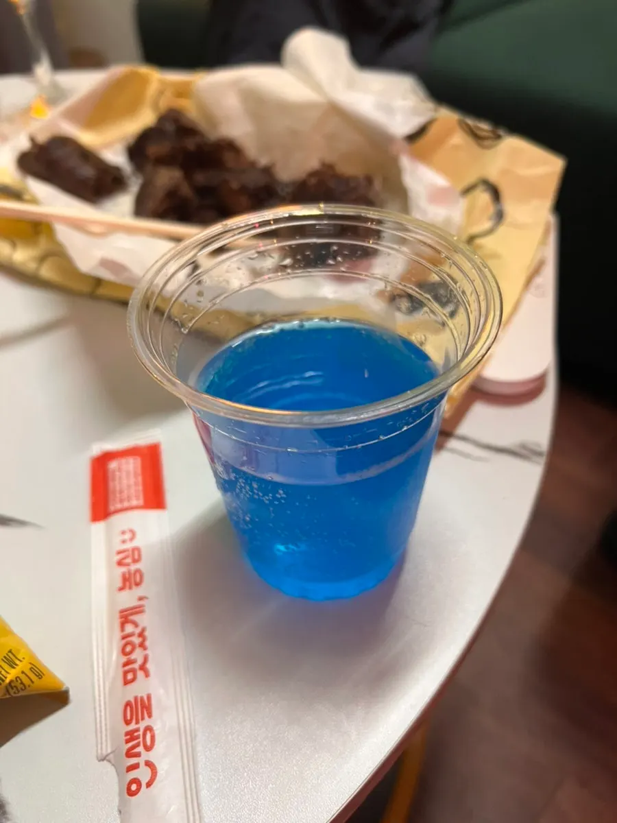 칵테일 잔에 담긴 오렌지색 음료