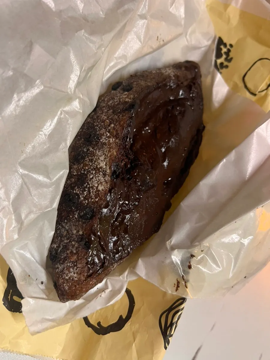 파티룸 테이블 위 뉴욕 과자와 초코 빵