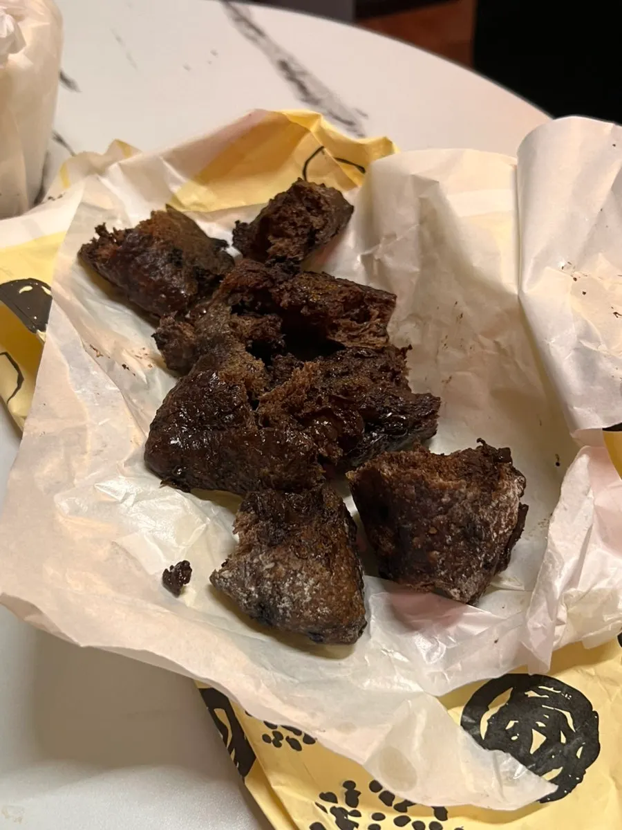 회식 테이블에 놓인 과자와 칵테일