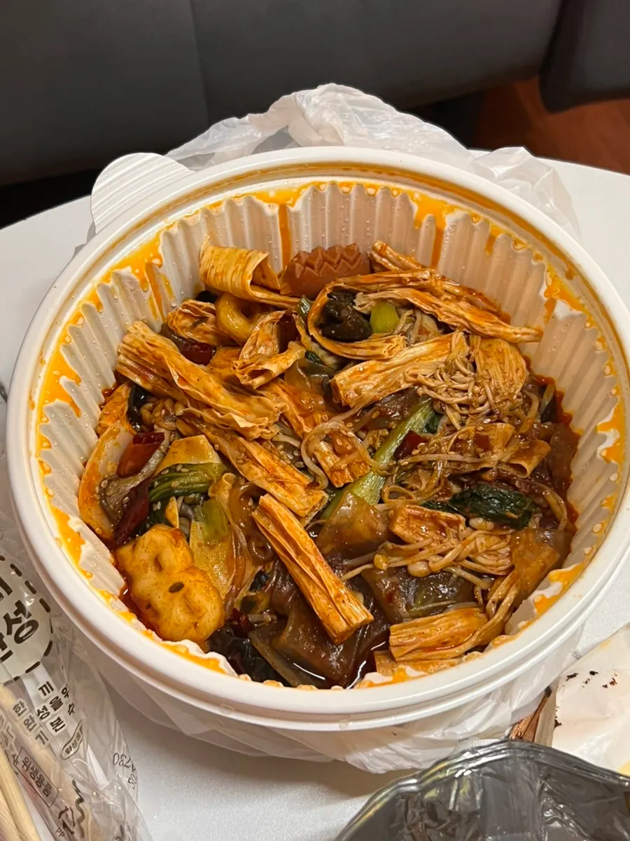 파티룸에서 배달로 주문한 교촌치킨