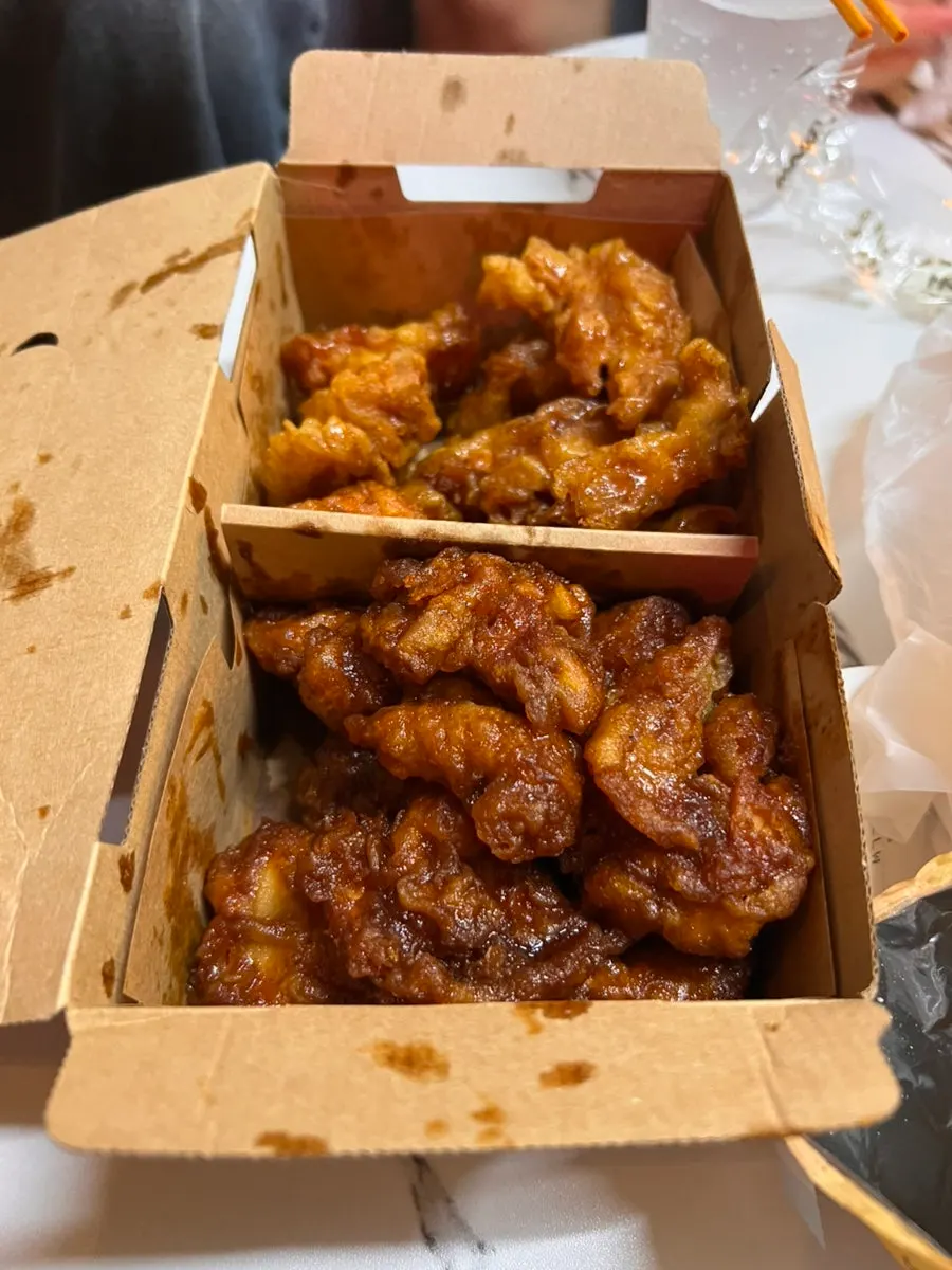 파티룸 테이블에 올린 마라샹궈