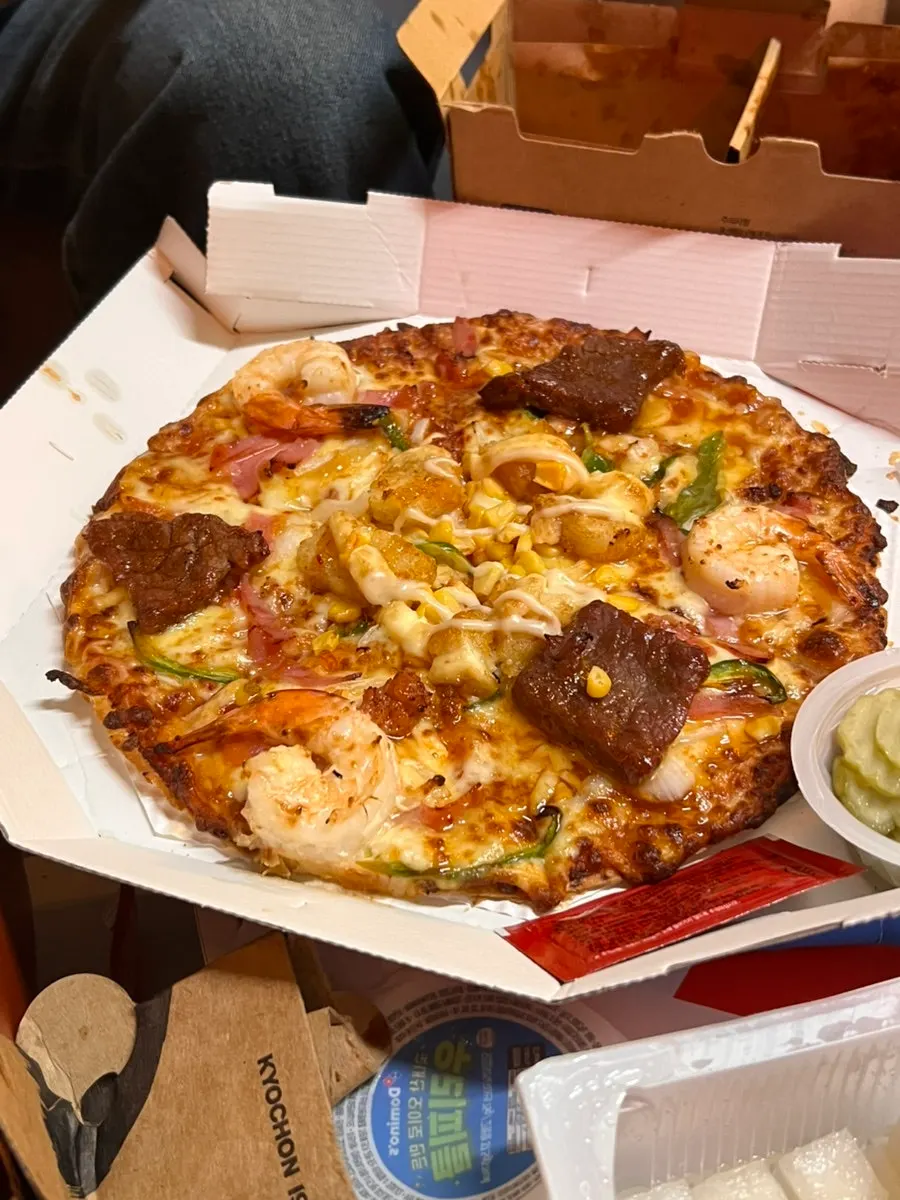 치킨과 피자, 마라샹궈가 함께 놓인 회식상