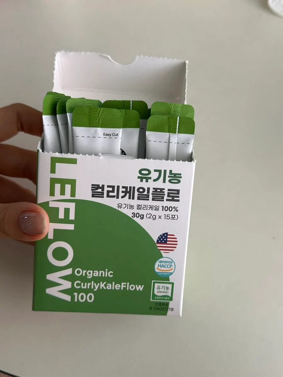 Individually wrapped curly kale powder that is easy to carry