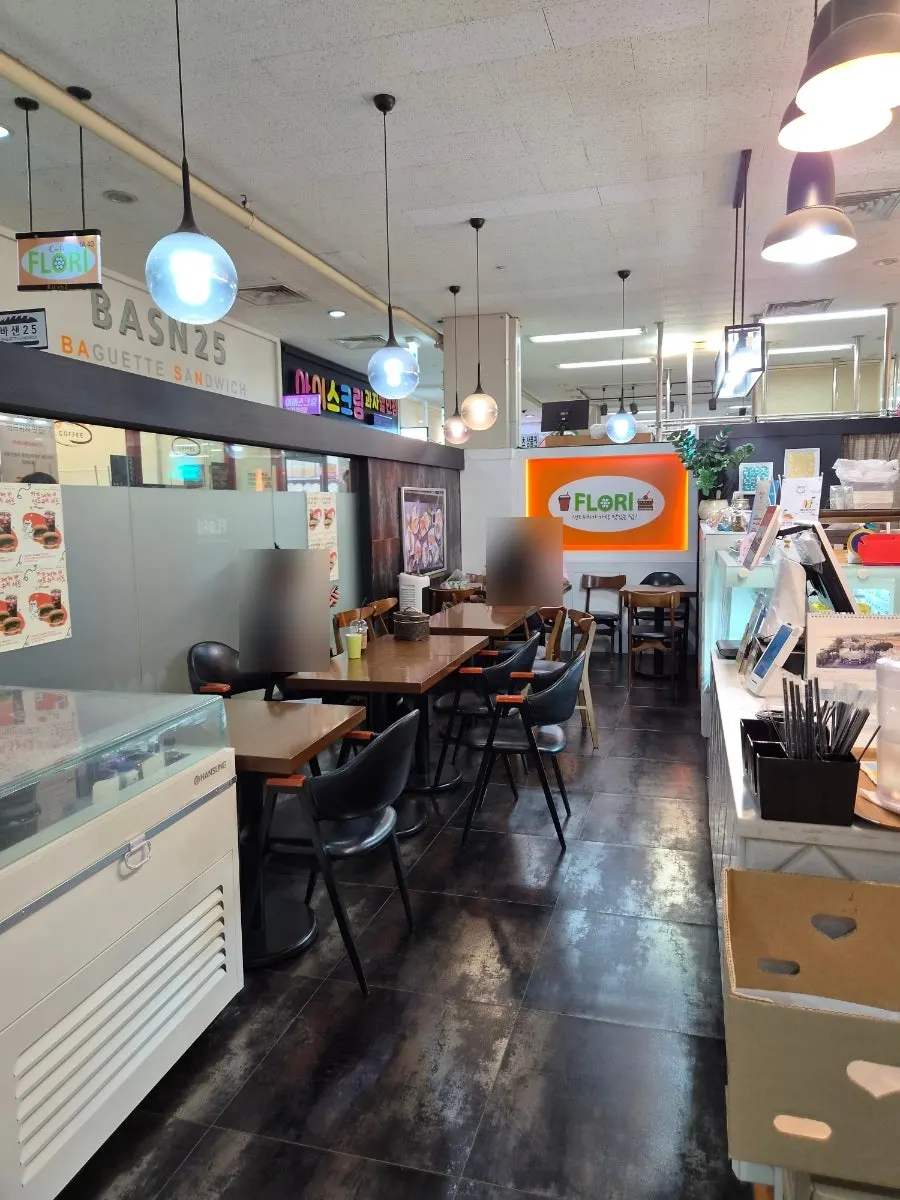 Clean, cozy interior of Florisandwich