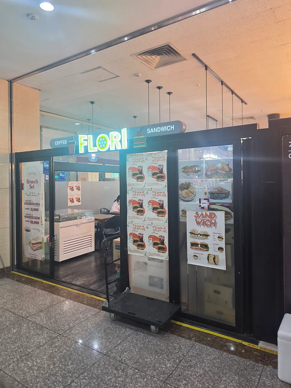 Front of Florisandwich Jamsil on the first floor of the building connected to Jamsil-saenae Station