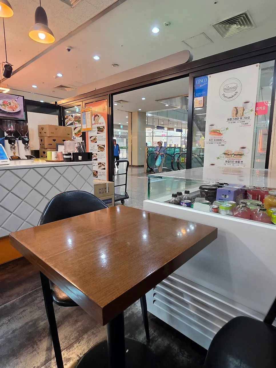 Sandwich shop entrance next to the central escalator in the Lecien commercial building