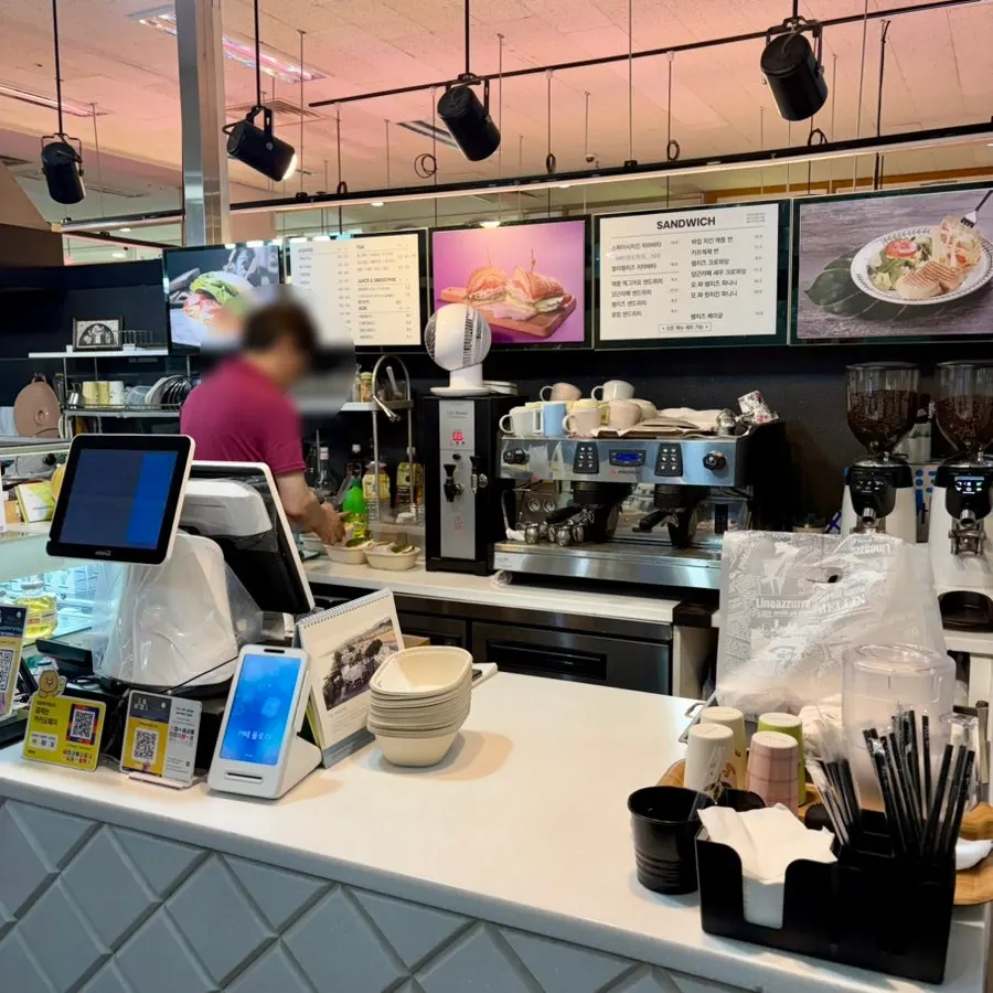 개방된 입구에서 본 플로리샌드위치 잠실본점