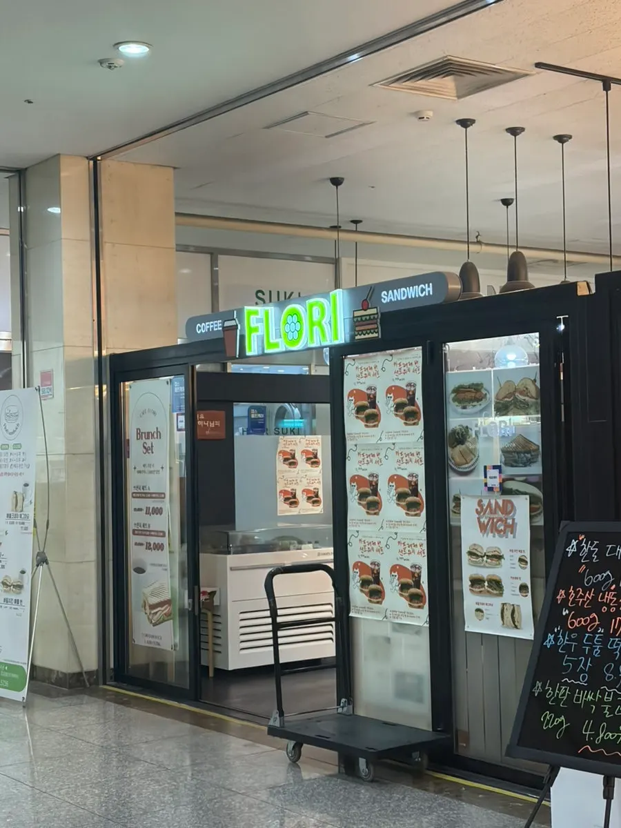 Florisandwich storefront in front of the escalator on the first floor of Reciente