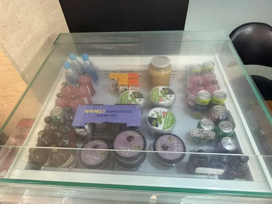 Drink fridge and snack display at Florisandwich
