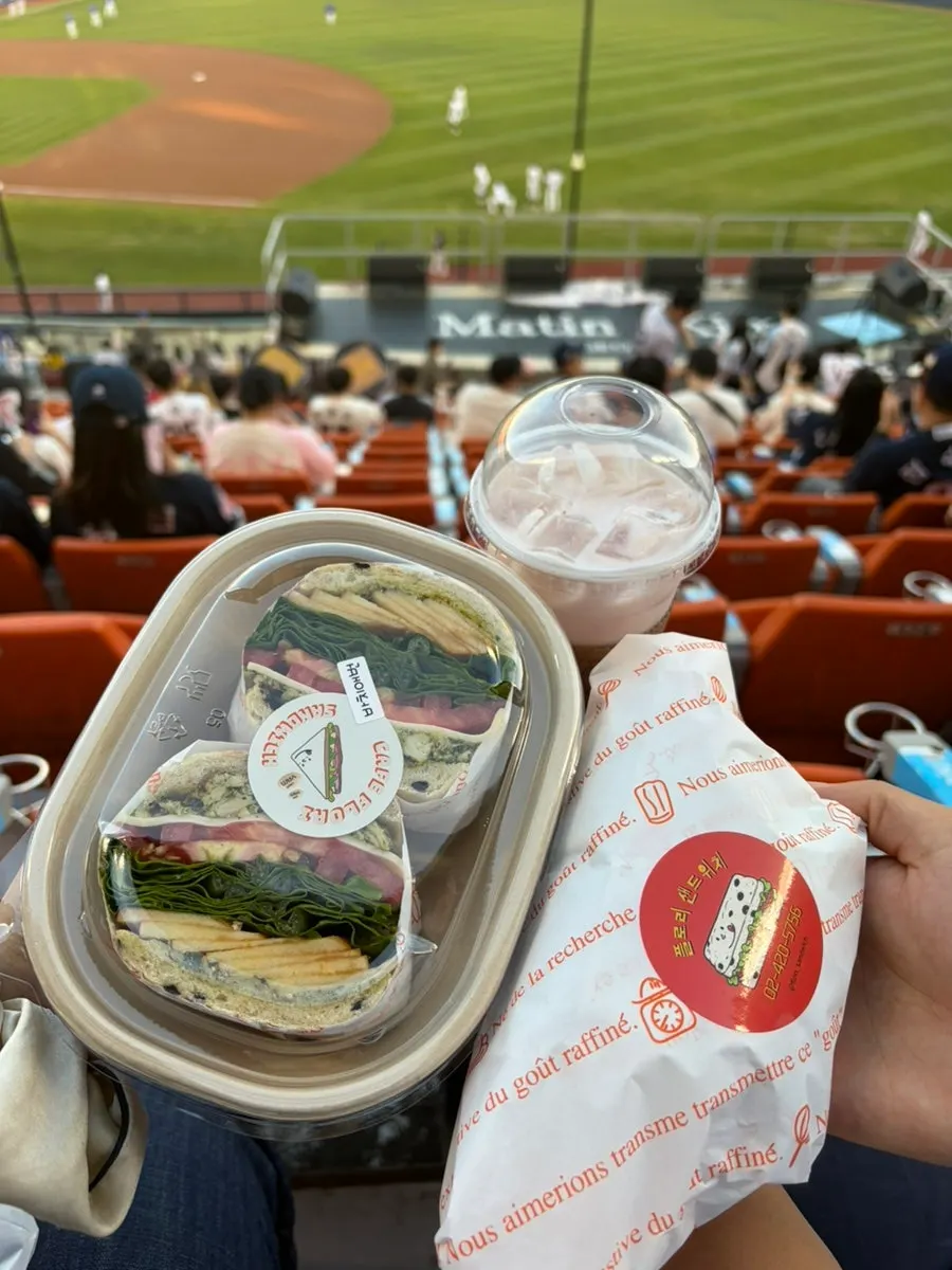 Bag of packaged Florisandwich takeout