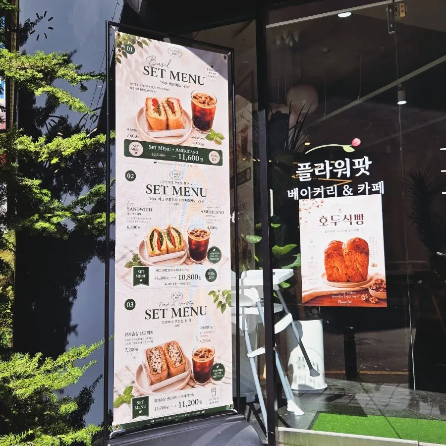 소금빵과 블루베리빵, 샌드위치가 놓인 카페 테이블