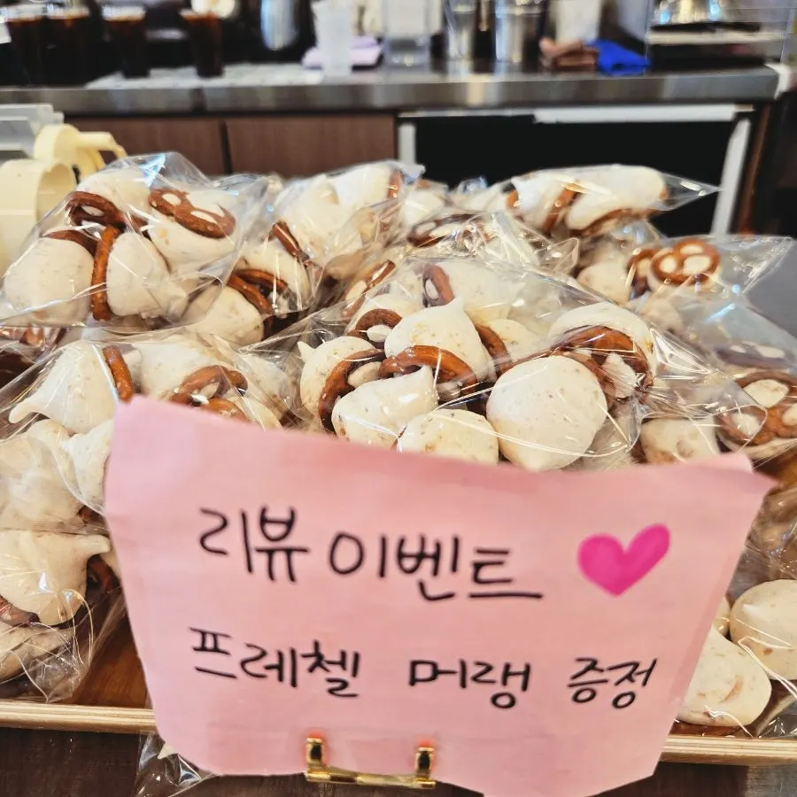 커피와 빵을 두고 여유롭게 앉은 카페 자리