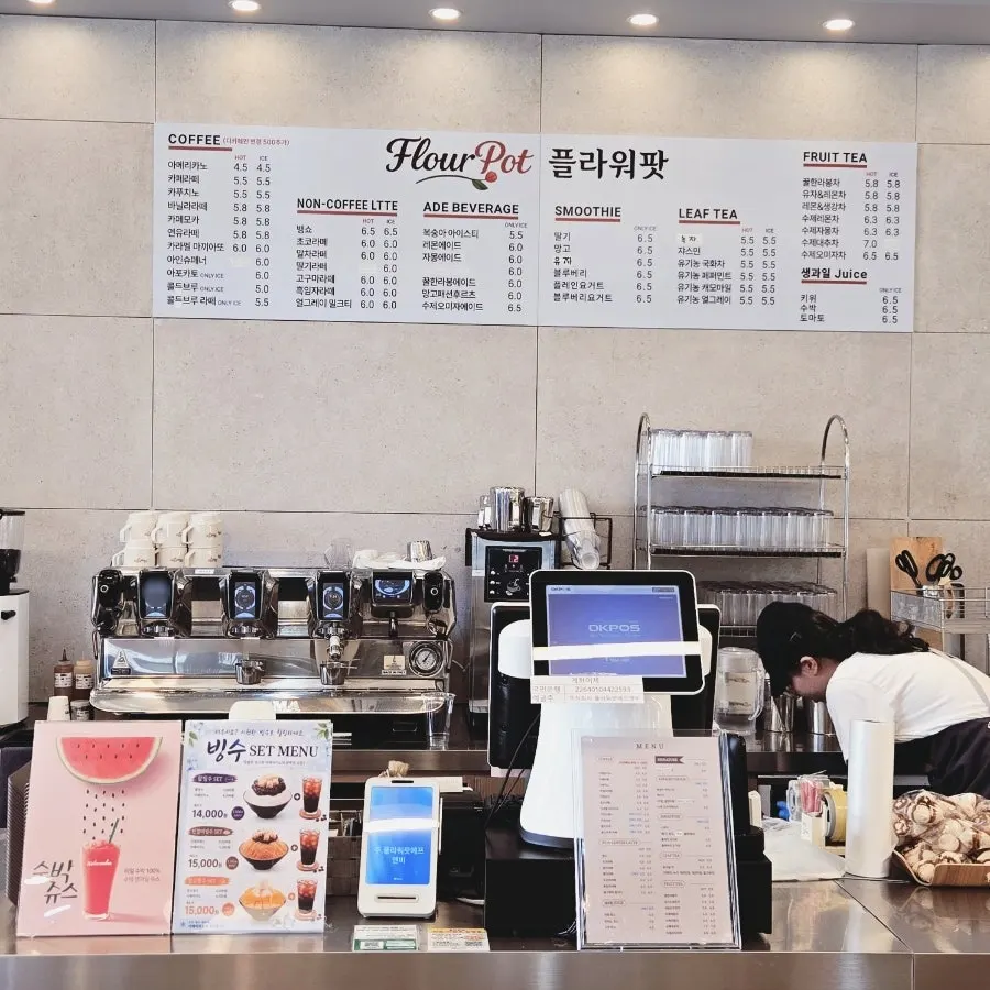 다양한 빵이 놓인 카페 진열대