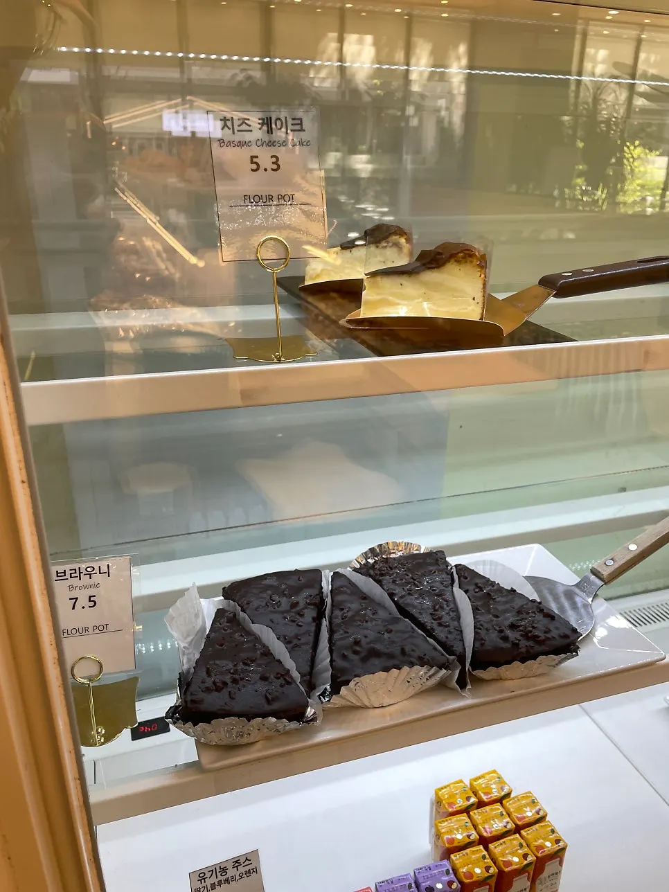소금빵과 몽블랑이 놓인 빵 코너