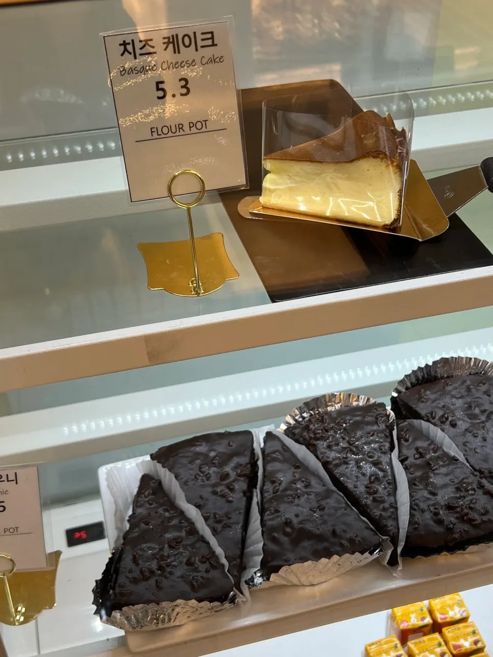 Sandwich, campagne, bagel, and scone display