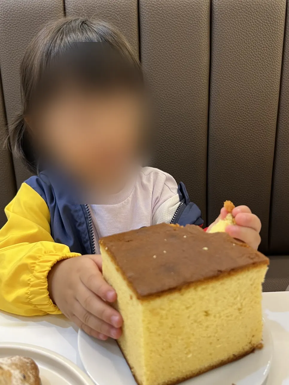 Cross-section of the white chocolate-coated mango Wakppu salt bread