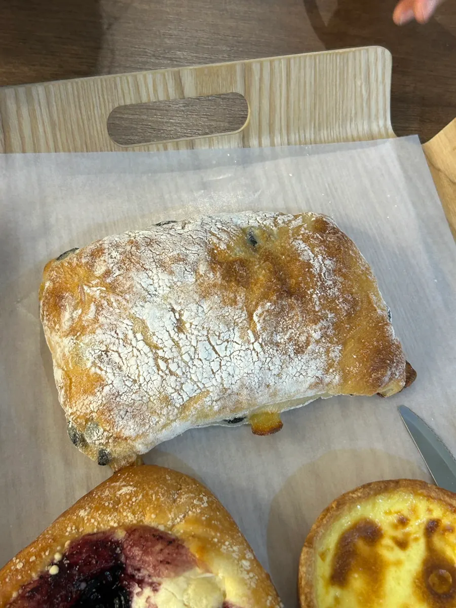 접시에 담은 빵 세 가지