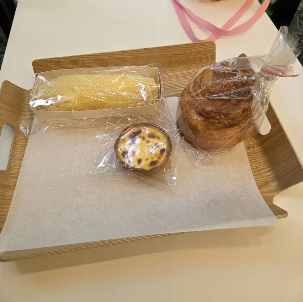 고른 빵을 담은 쟁반