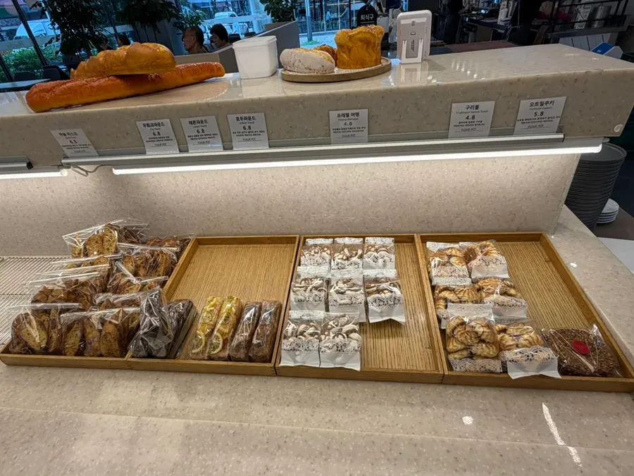 Self-service station for packing up leftover bread