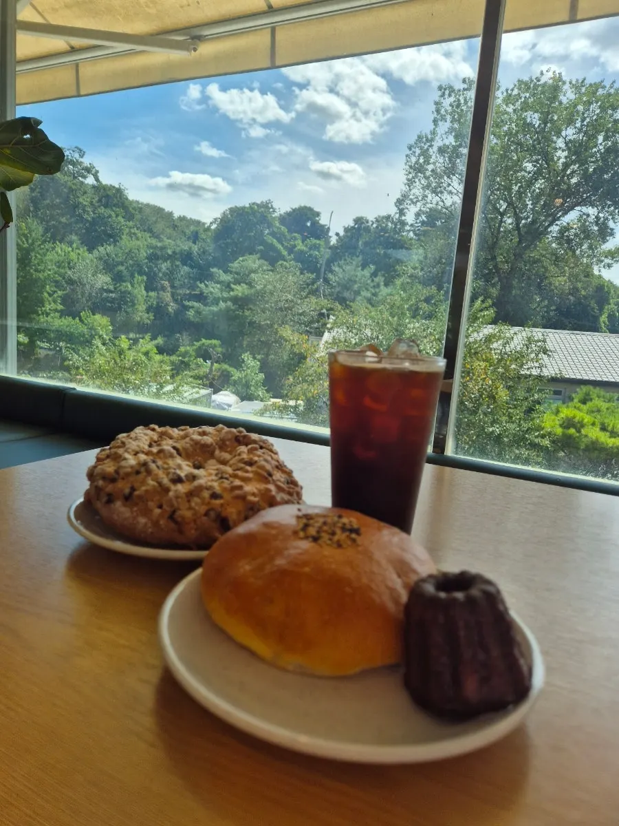 Window seating at Flowerpot Cafe & Bakery with a view of Mulwang Reservoir
