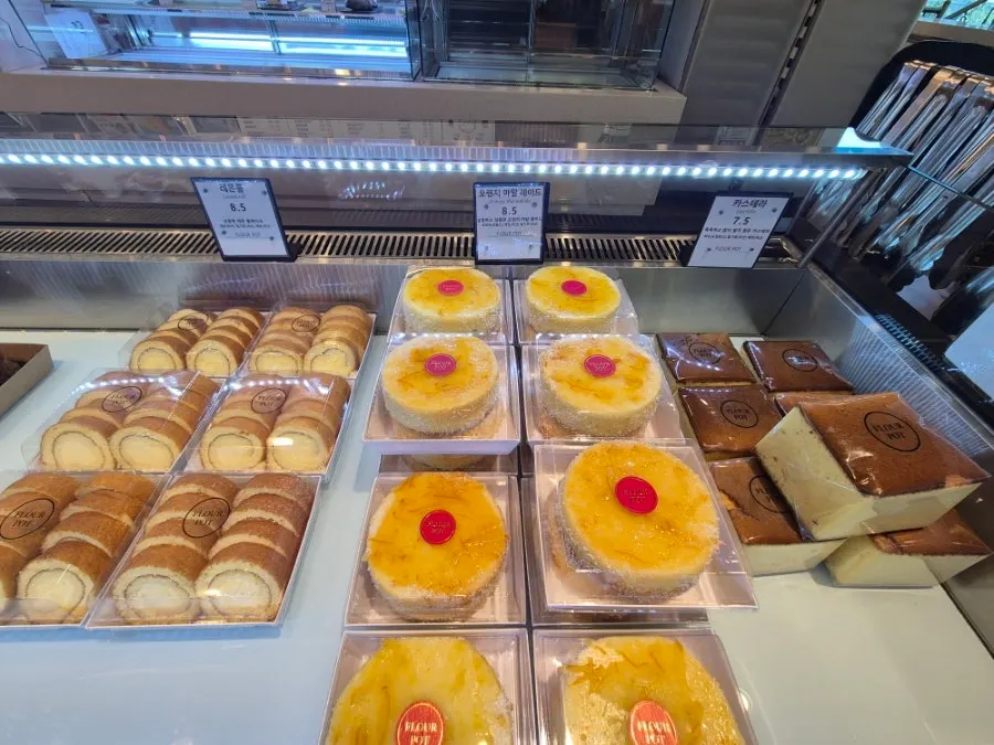 Freshly baked bread on display at Flowerpot's bakery case