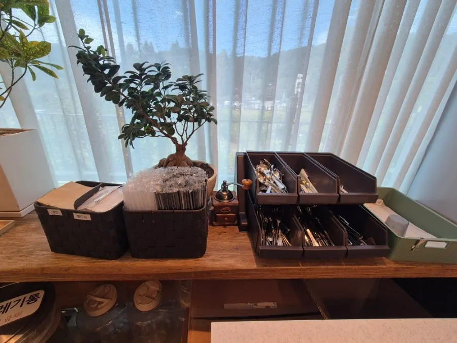 Self-packing corner with cutlery for takeaway